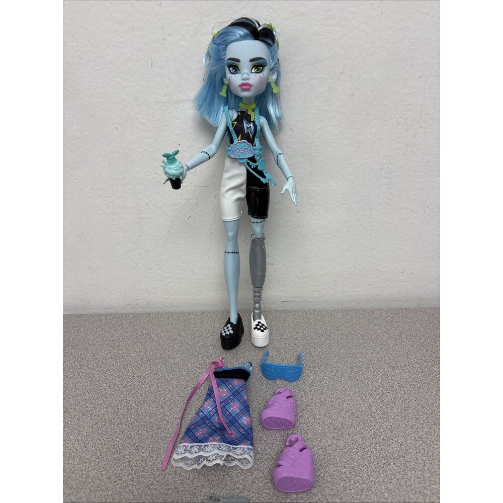 Monster High Frankie Stein Buried Secrets Doll With Accessories